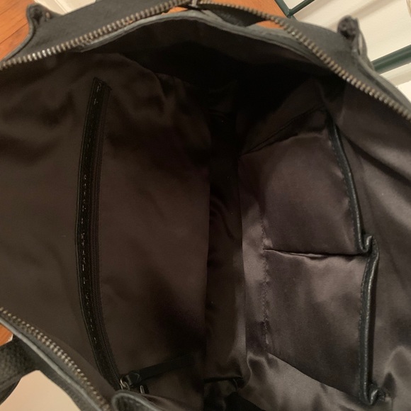 Black All Leather Tote w Zipper Tote Tahari - Picture 4 of 6